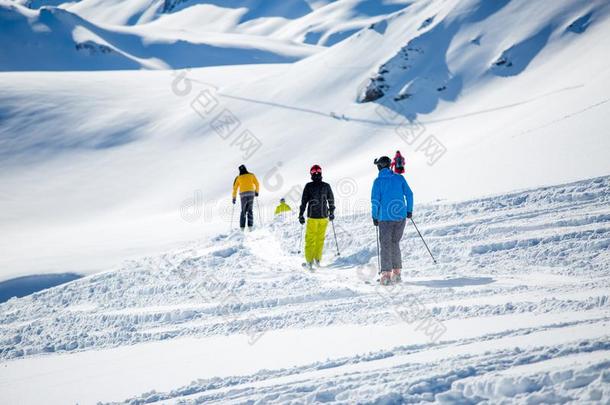 照片从从远处像运动家的滑雪者采用下雪的求助