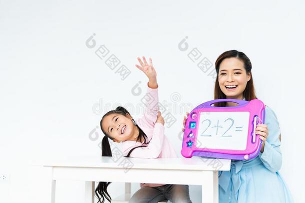 年幼的漂亮的幸福的小的女孩学问简单的数学的方程式