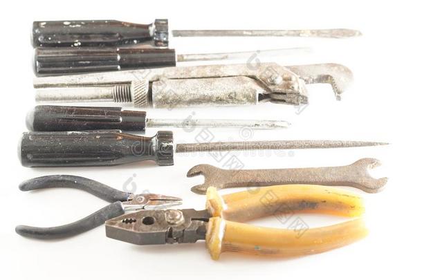 生锈的螺丝刀和别的老的工具向一隔离的背景