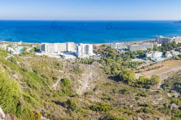 全景的看法关于酒店向地中海人海海岸在近处法拉基