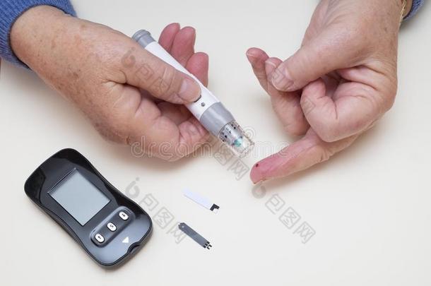 糖尿病类型2家监视使用手指血试验