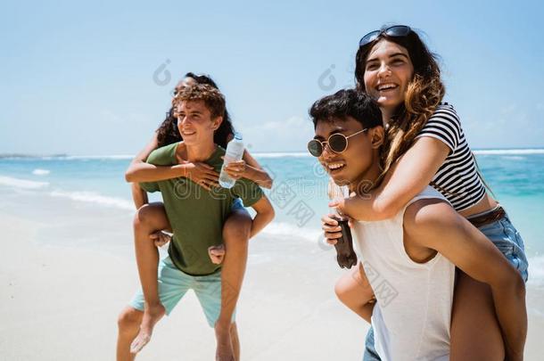 欢乐的年幼的朋友享有夏季向指已提到的人海滩
