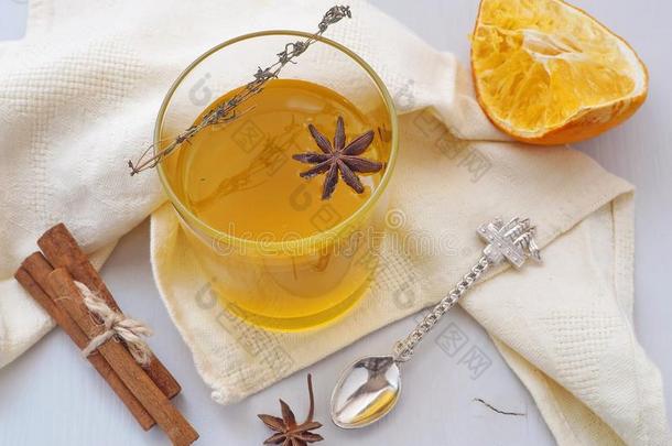 草茶水和橙和香料.玻璃关于成果茶水.准备动作的winter冬天