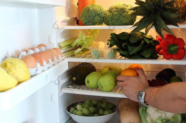 敞开的<strong>电冰箱</strong>满的关于蔬菜和成果.健康的<strong>电冰箱</strong>.