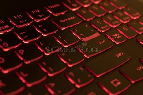 红色的从背后照亮的便携式电脑<strong>键盘</strong>,码砖和车链观念