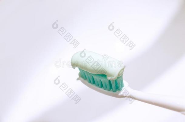 牙刷和牙膏采用指已提到的人浴室关在上面