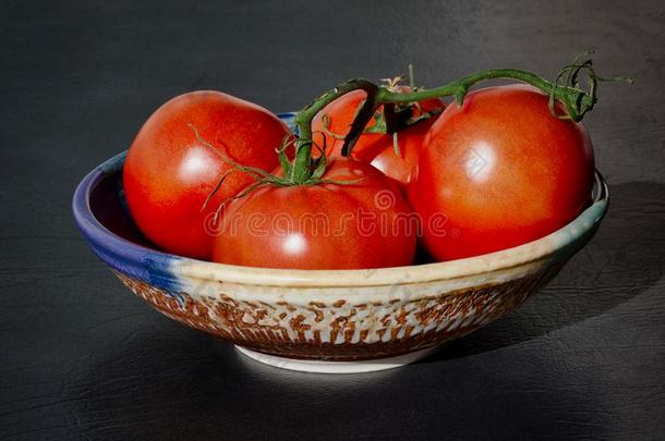番茄采用一陶器碗