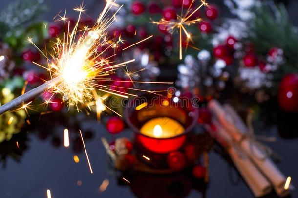 红色的圣诞节蜡烛和松树树枝.孟加拉生丝火火works.