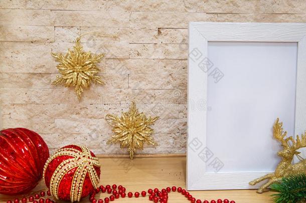 圣诞节招呼卡,空间为文本.金色的和红色的装饰