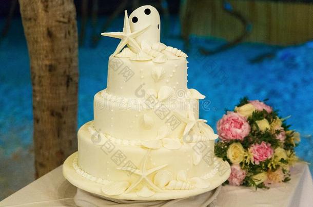 婚礼蛋糕装饰和壳和海星和指已提到的人新娘`英文字母表的第19个字母
