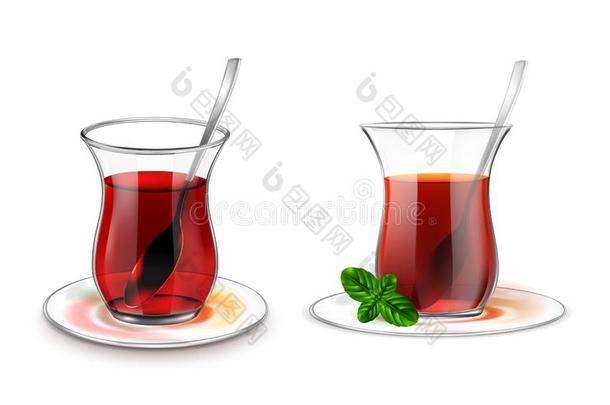 土耳其的茶水杯子和黑的茶水,银勺和薄荷
