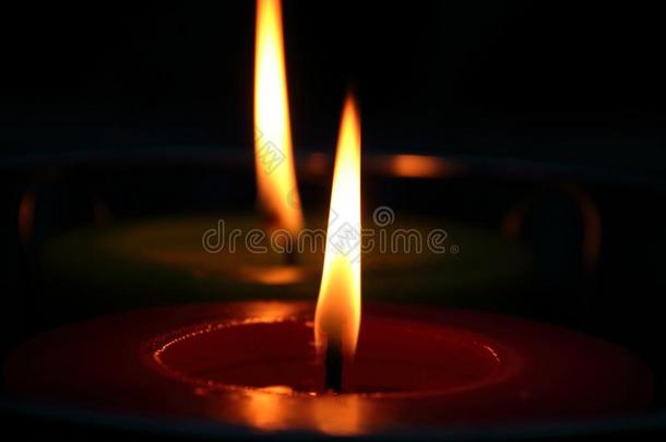 两个火焰从蜡烛