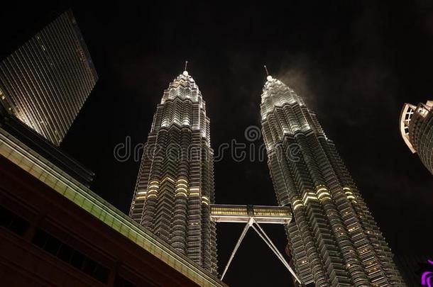 马来西亚石油公司总部所在地：马来西亚主要业务：炼油塔在夜采用吉隆坡吉隆坡,马来西亚.