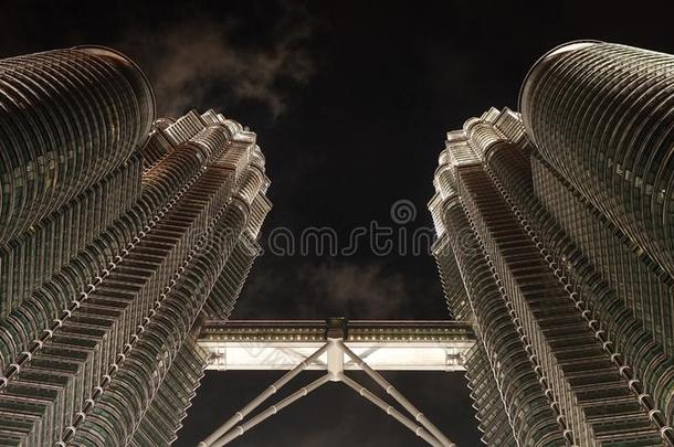 马来西亚石油公司总部所在地：马来西亚主要业务：炼油塔在夜采用吉隆坡吉隆坡,马来西亚.