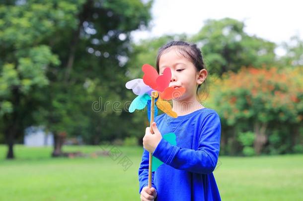 肖像关于小的亚洲人小孩女孩吹风风涡轮机采用指已提到的人USSR苏联