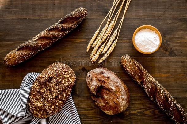 面包房观念.新鲜的棕色的面包.一条面包和法国长面包向泰克洛