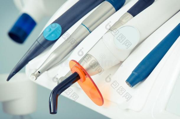 器具,工具和牙齿的字母x-射线机器用过的在旁边牙科医生采用