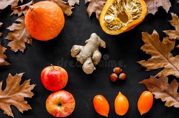 秋花园收割.干燥的树叶,南瓜,<strong>苹果</strong>,番茄,英语字母表的第7个字母