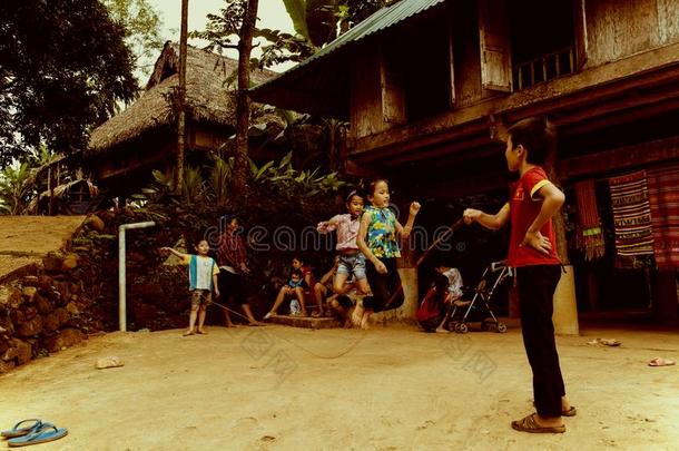 ThaiAirwaysInternational泰航国际种族的孩子们演奏指已提到的人传统的绳子-用于跳跃的游戏