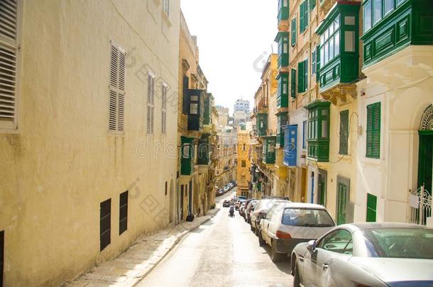 狭隘的大街和黄色的建筑物采用瓦莱塔,马耳他