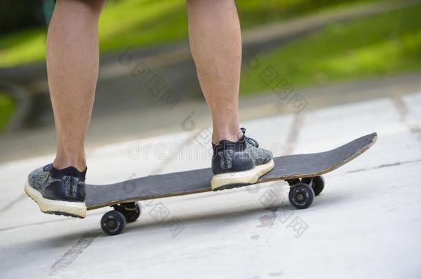 年幼的滑板运动员木头支架骑马滑板在sk在epark