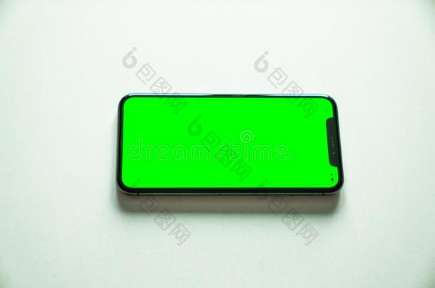 美国苹果公司2007年<strong>夏天</strong>推出的智能手机字母x,绿色的屏幕向白色的背景