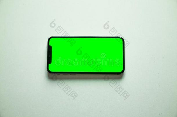美国苹果公司2007年<strong>夏天</strong>推出的智能手机字母x,绿色的屏幕向白色的背景