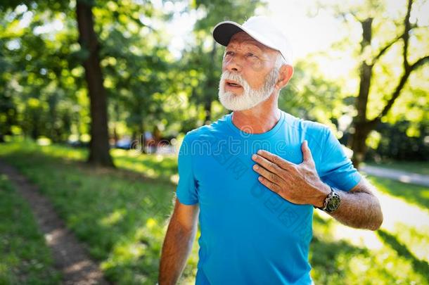 成熟的男人锻炼在户外向预防心血管的疾病