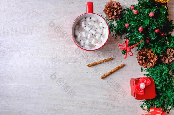 杯子关于红色的巧克力可可和红色的赠品盒和圣诞节树