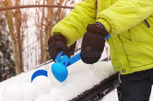 小的男孩使雪<strong>球</strong>和雪<strong>球</strong>制造者.幸福的小孩比赛