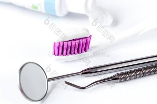 牙齿的关心牙刷和牙科医生工具向白色的背景