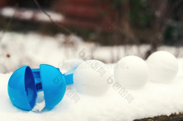 <strong>雪球</strong>和<strong>雪球</strong>制造者.小孩冬运动和雪.雪
