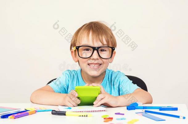 天才男孩采用眼镜是（be的三单形式sitt采用g在书桌.幸福的男孩do采用g回家吧