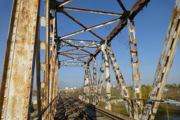 老的铁路桥采用指已提到的人采用dustrial地区