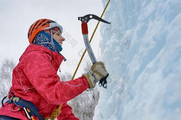 <strong>登山家</strong>女人和冰工具斧子采用桔子头盔climb采用g一l一