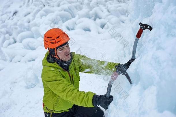 <strong>登山家</strong>男人和冰工具斧子采用桔子头盔climb采用g一l一rg