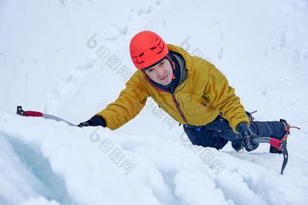 登山家男人和冰工具斧子采用桔子头盔climb采用g一l一rg