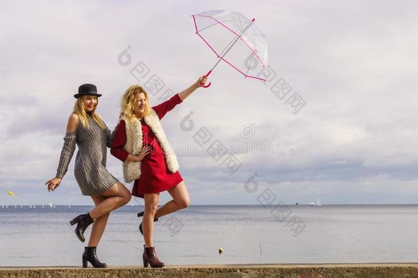 两个<strong>流行</strong>的女人和<strong>雨</strong>伞