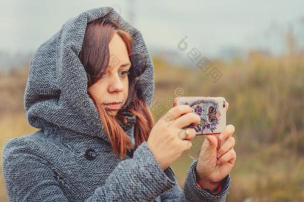 年幼的方式女孩制造自拍照和可移动的电话采用一p一rk.