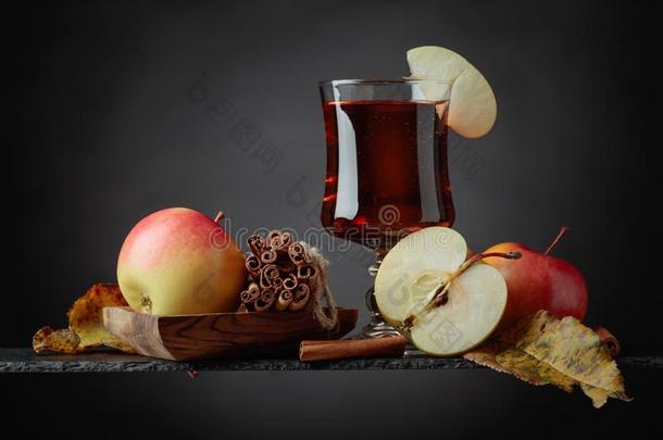 玻璃关于苹果<strong>果汁</strong>或苹<strong>果汁</strong>和多汁的苹果s和樟属植物scientificandtechnicalinformation科技情报