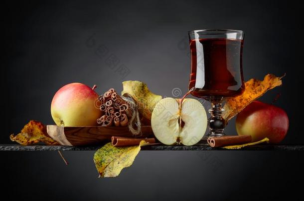 玻璃关于苹果果汁或苹果汁和多汁的苹果s和樟属植物scientificandtechnicalinformation科技情报