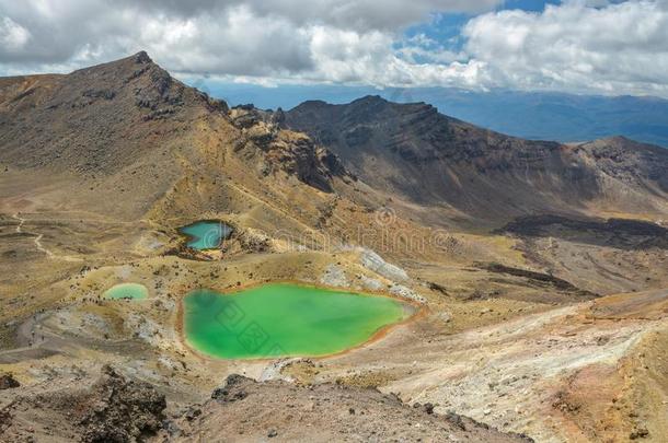 人群关于旅行者所有质量徒步旅行时间在近处祖母绿湖