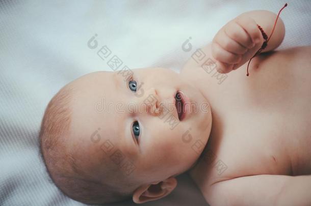 幸福的新生的婴儿.身体关心为幸福的婴儿.新生的每日的关心