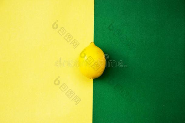 黄色的<strong>柠檬</strong>向黄色的绿色的<strong>彩色</strong>粉笔背景,c向cepts,夏