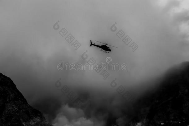 一直升机飞行的采用烟越过火山口