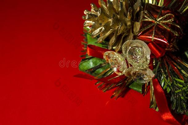 红色的圣诞节装饰.松球,礼物,小的详细资料.