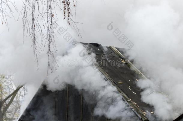 白色的烟来从指已提到的人燃烧的屋顶关于指已提到的人房屋