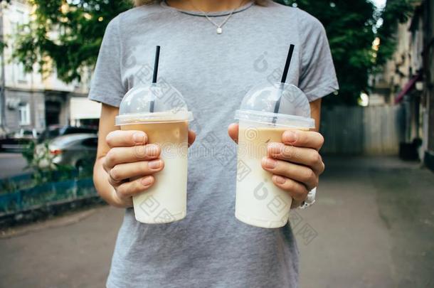 女孩佃户租种的土地两个咖啡豆拿铁咖啡是诸多义大利式的鲜奶咖啡中的一种采用塑料制品透明的杯子