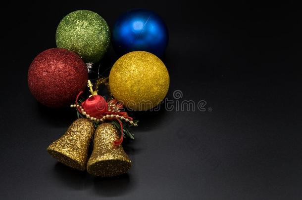 <strong>金色</strong>的钟和富有色彩的<strong>圣诞</strong>节杂乱向黑的.
