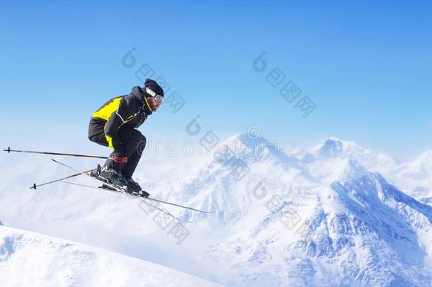 用于跳跃的滑雪的人在山